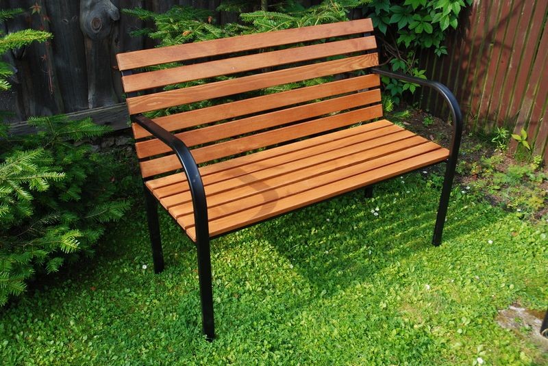 Zahradní lavice 122x61x83cm železná kostra, borovice 97/18